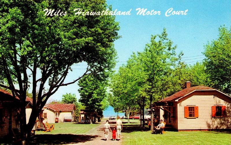 Miles Motor Court (Hiawathaland Motor Court) - Postcard